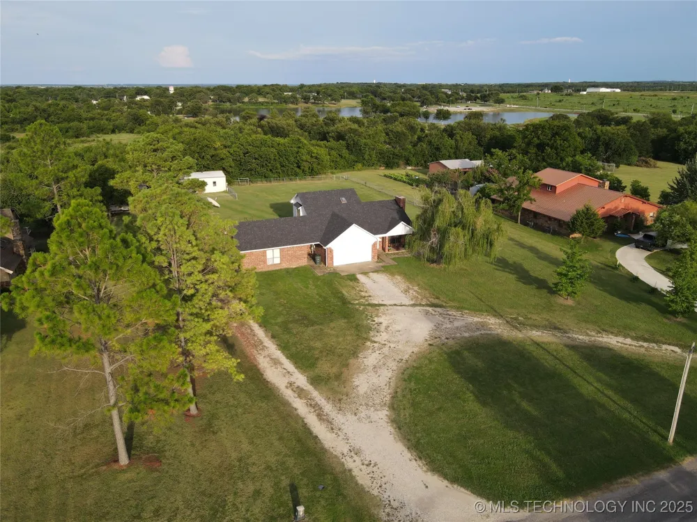 705 Shirley Madill, OK 73446