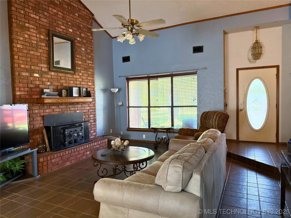 705 Shirley Madill, OK 73446