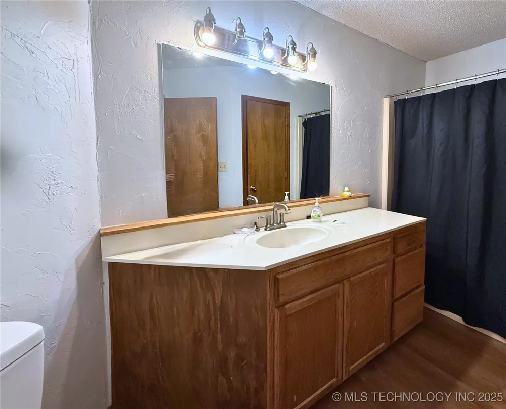 705 Shirley Madill, OK 73446