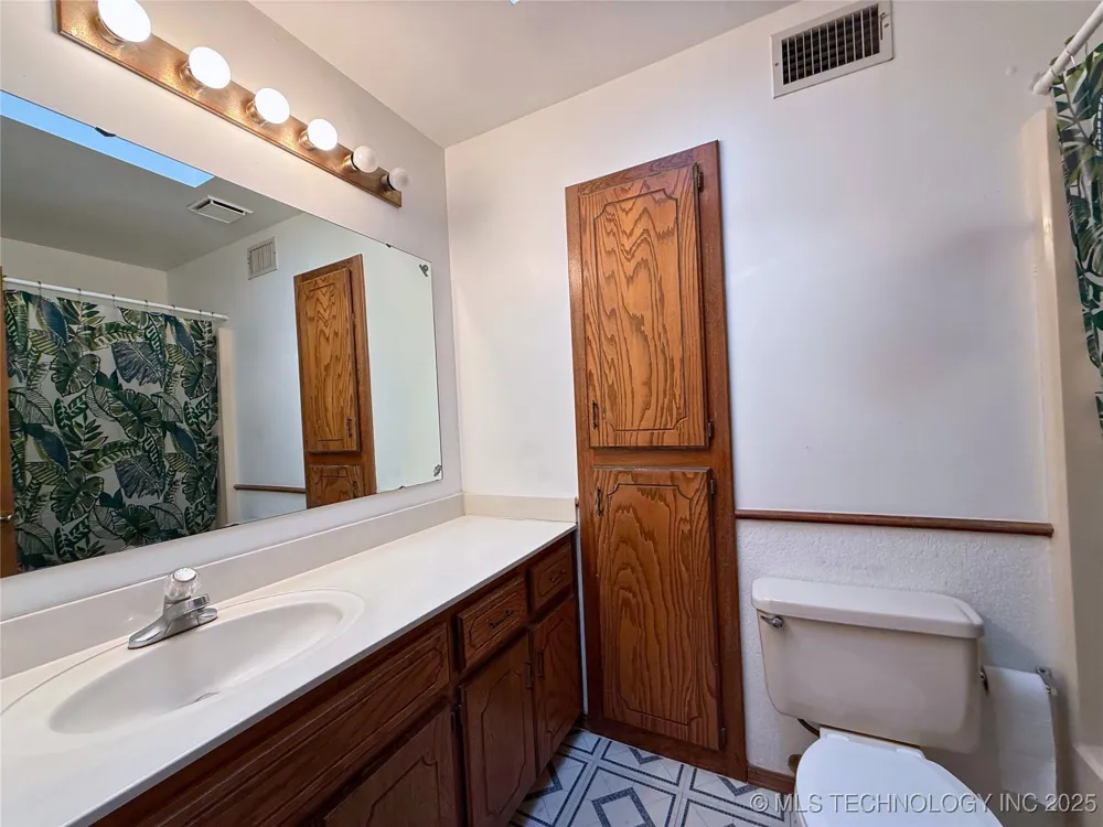 705 Shirley Madill, OK 73446