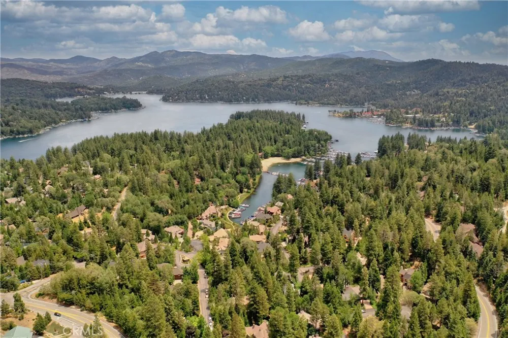27513 Meadow Bay Drive Lake Arrowhead, CA 92352