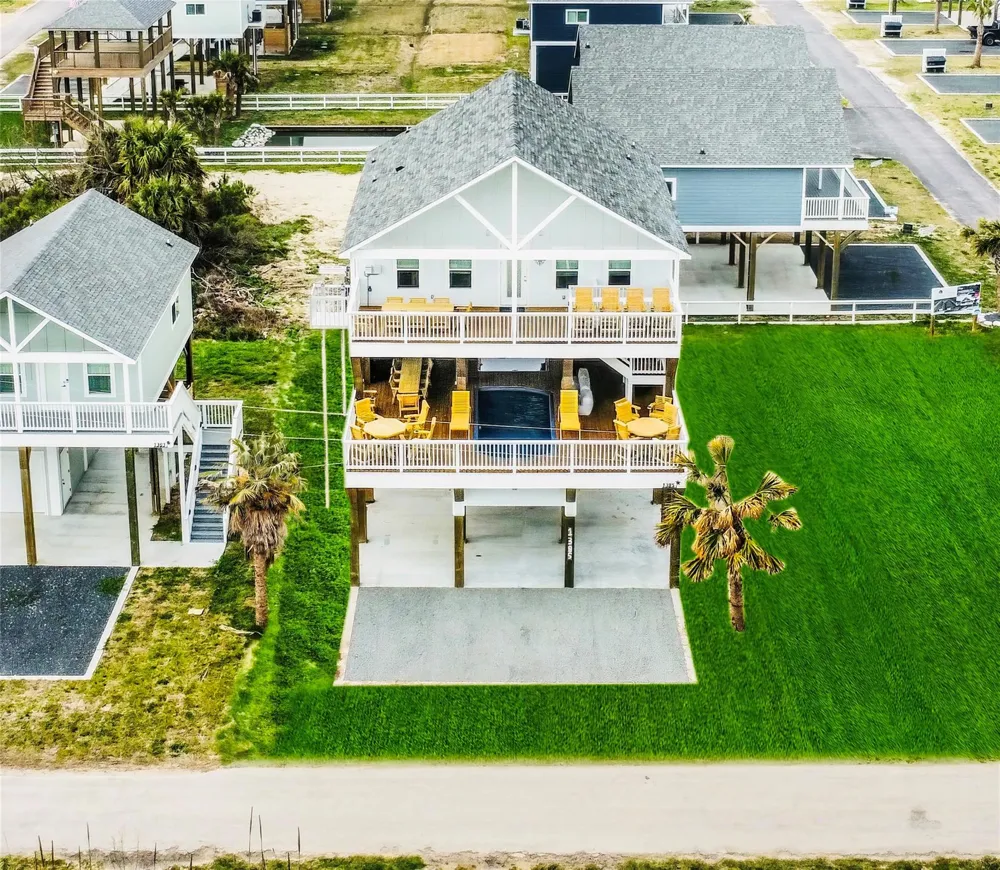 1038 Victoria Lane Gilchrist, TX 77617
