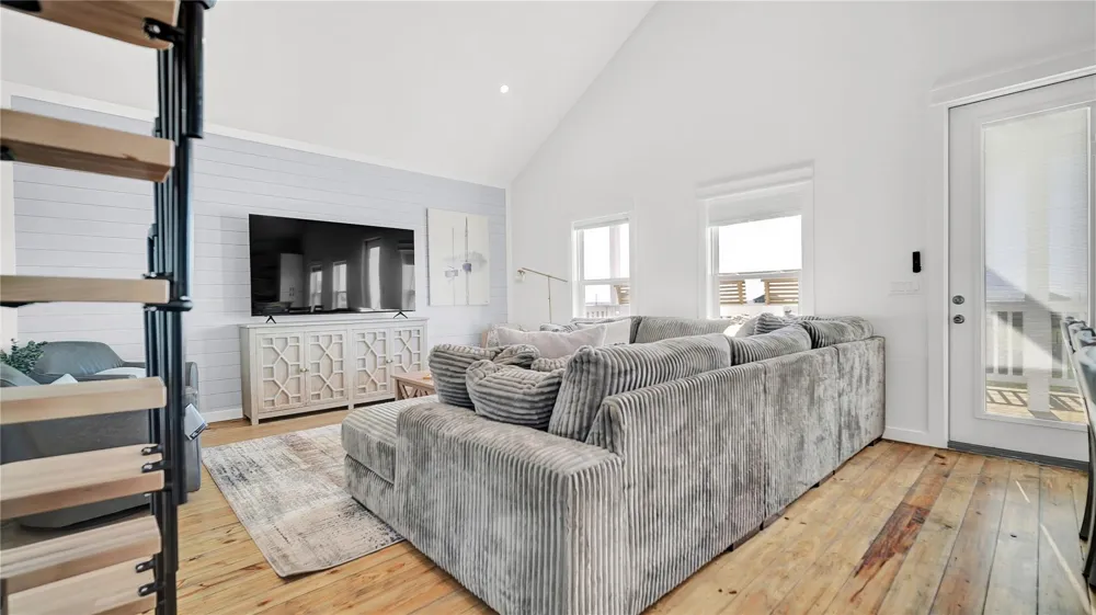 1038 Victoria Lane Gilchrist, TX 77617