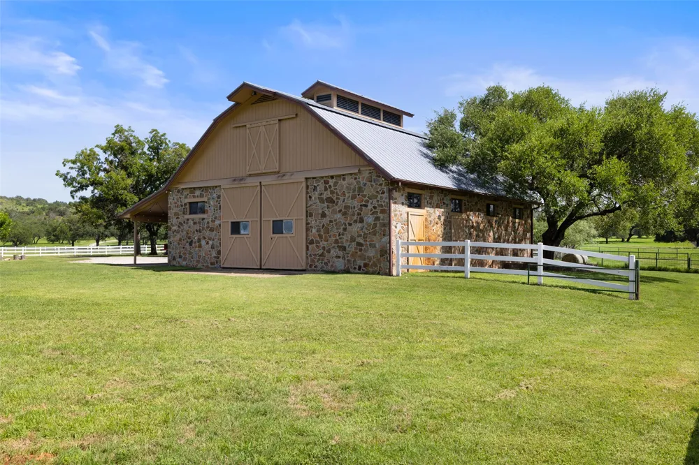4529 Ranch Road 3347 Round Mountain, TX 78663
