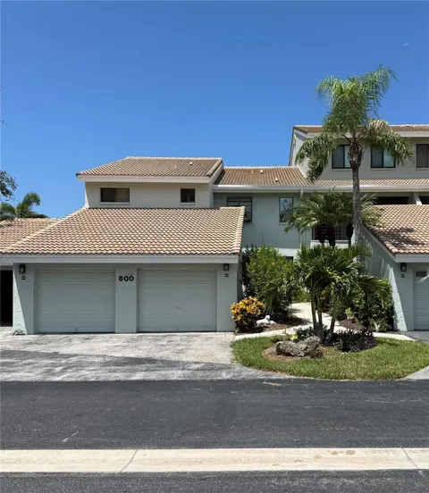 600 CARRIAGE HOUSE LANE #201