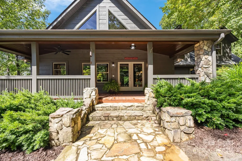 670 Barber Road Zirconia, NC 28790