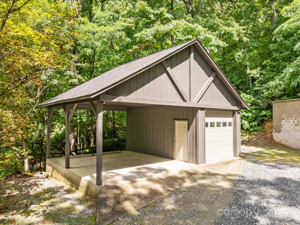 670 Barber Road Zirconia, NC 28790