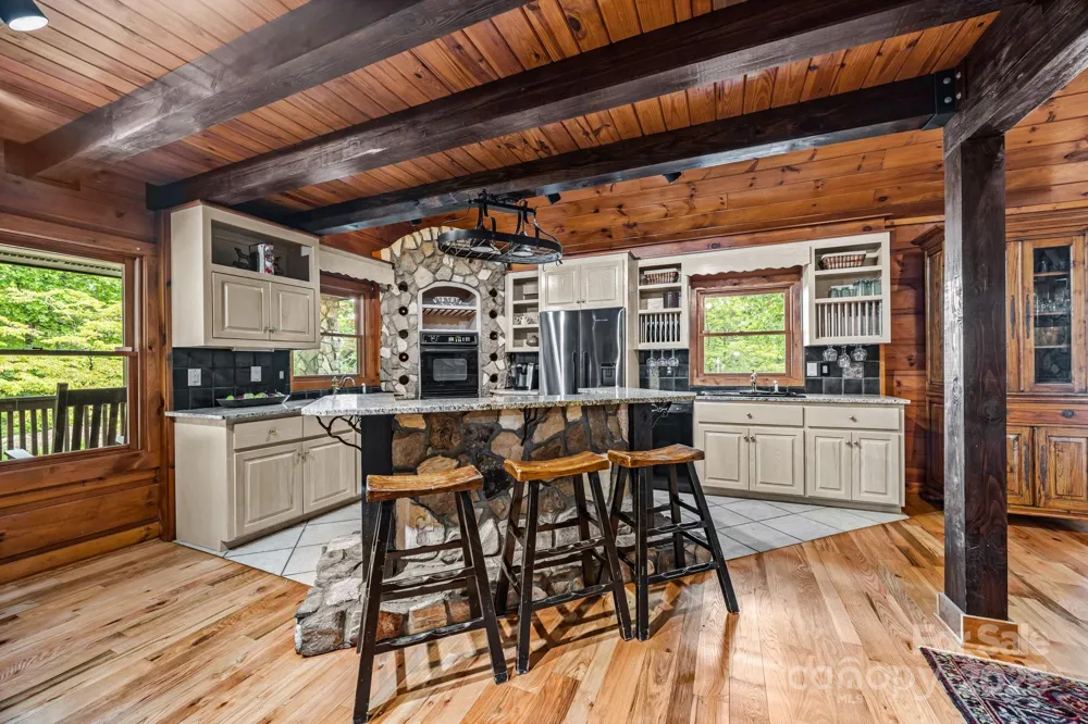 670 Barber Road Zirconia, NC 28790