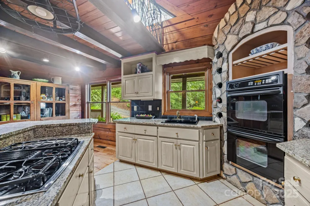 670 Barber Road Zirconia, NC 28790