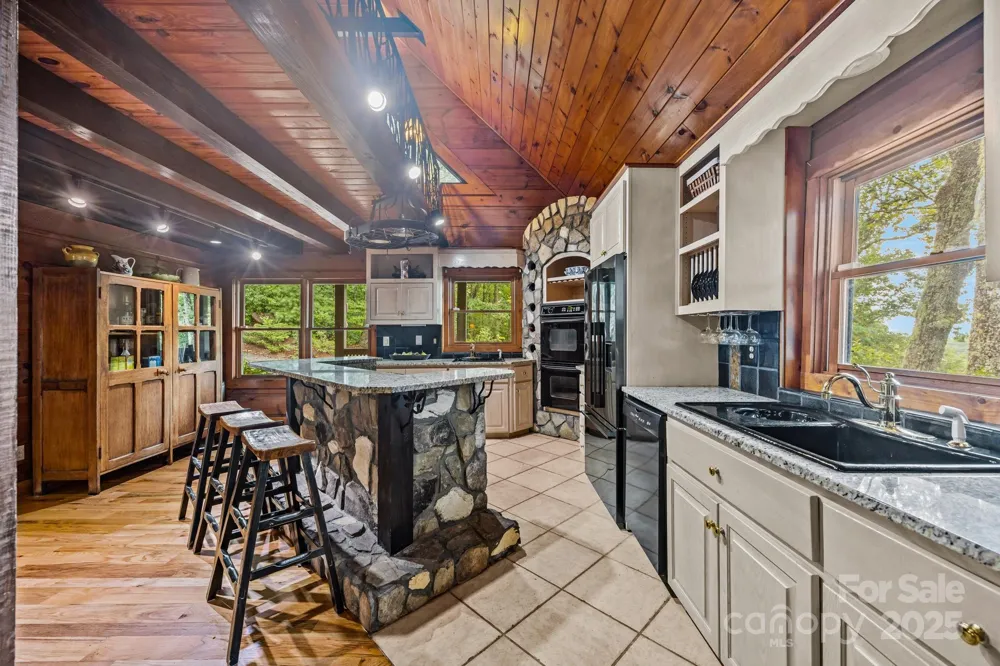 670 Barber Road Zirconia, NC 28790