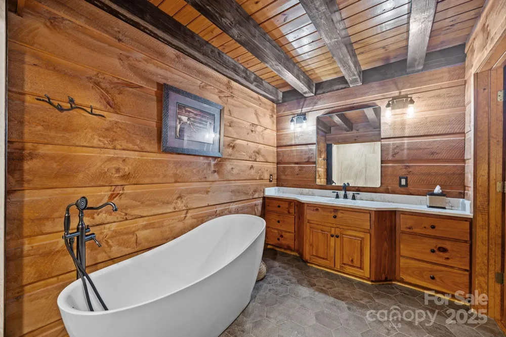 670 Barber Road Zirconia, NC 28790