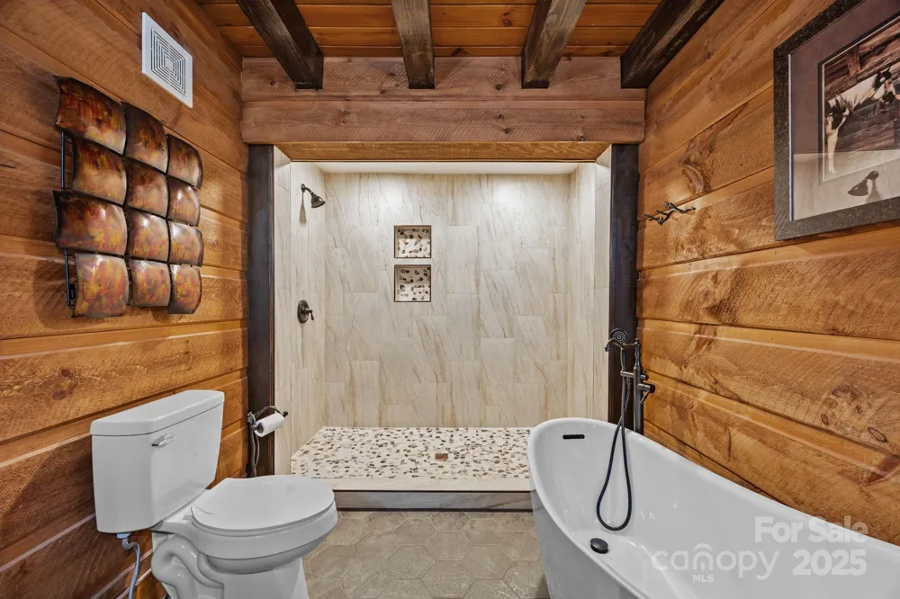 670 Barber Road Zirconia, NC 28790