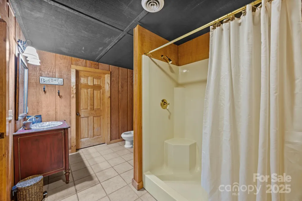 670 Barber Road Zirconia, NC 28790