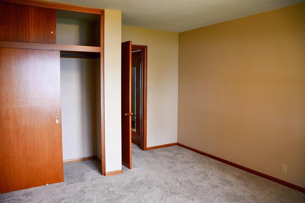 1206 S Shore Drive Worthington, MN 56187