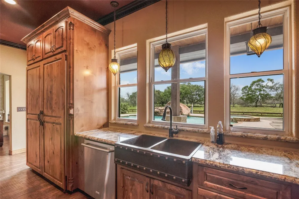 9474 E Fm  524 E Sweeny, TX 77480