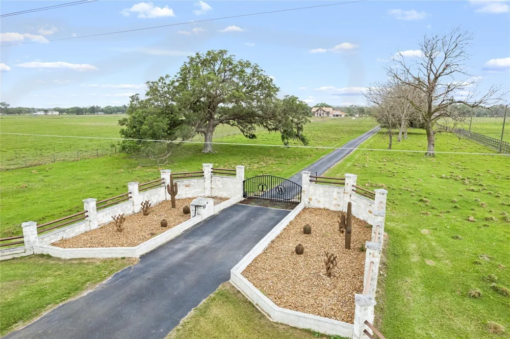 9474 E Fm  524 E Sweeny, TX 77480