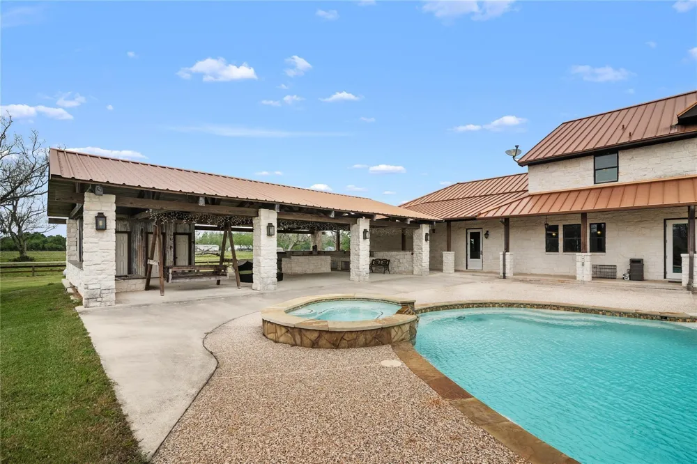 9474 E Fm  524 E Sweeny, TX 77480