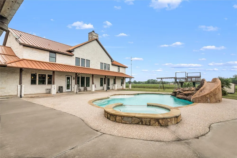 9474 E Fm  524 E Sweeny, TX 77480