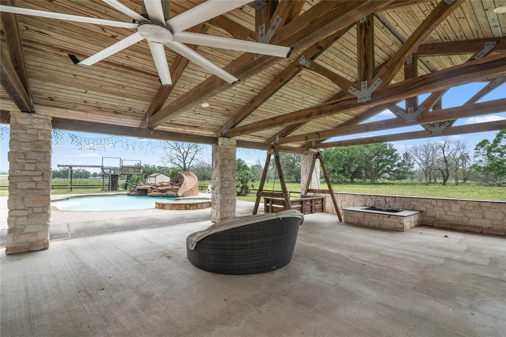 9474 E Fm  524 E Sweeny, TX 77480