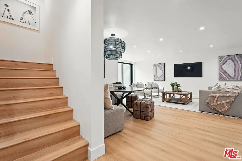 913 Beverly Glen Boulevard