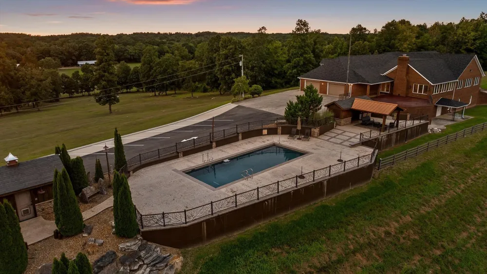 1020 Thomas Road Benton, TN 37307