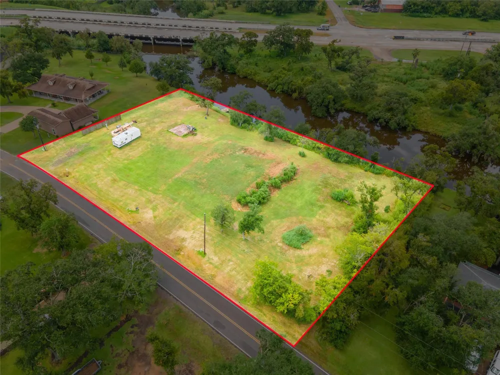 315 Edgewater Street Clute, TX 77531
