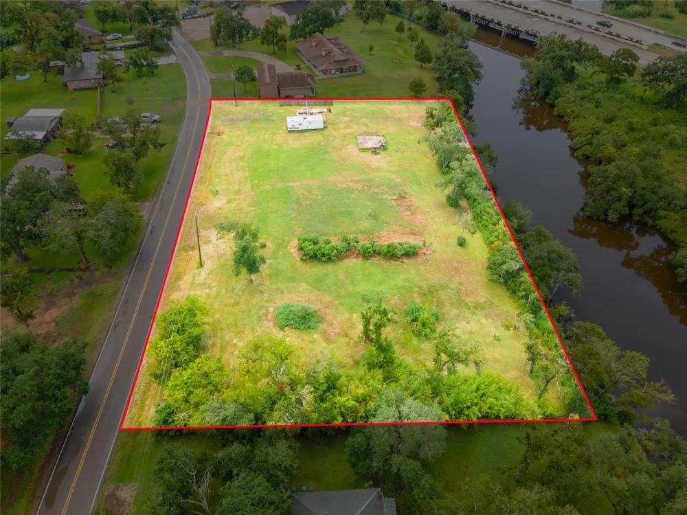 315 Edgewater Street Clute, TX 77531