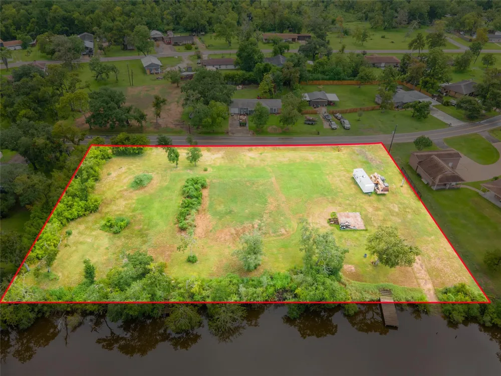 315 Edgewater Street Clute, TX 77531