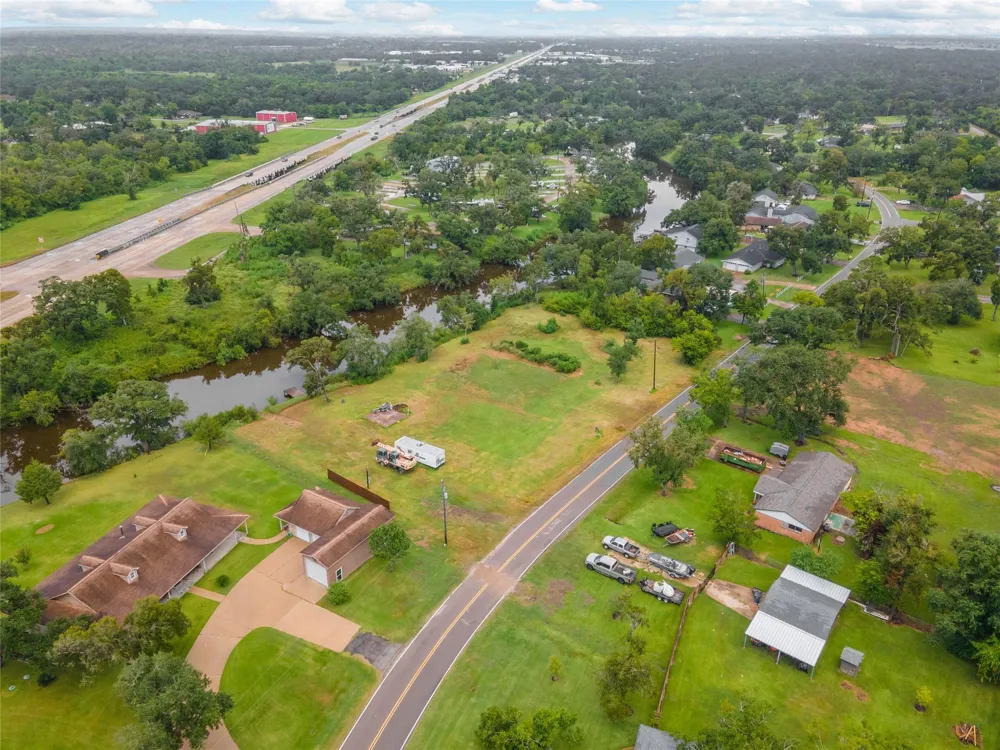 315 Edgewater Street Clute, TX 77531