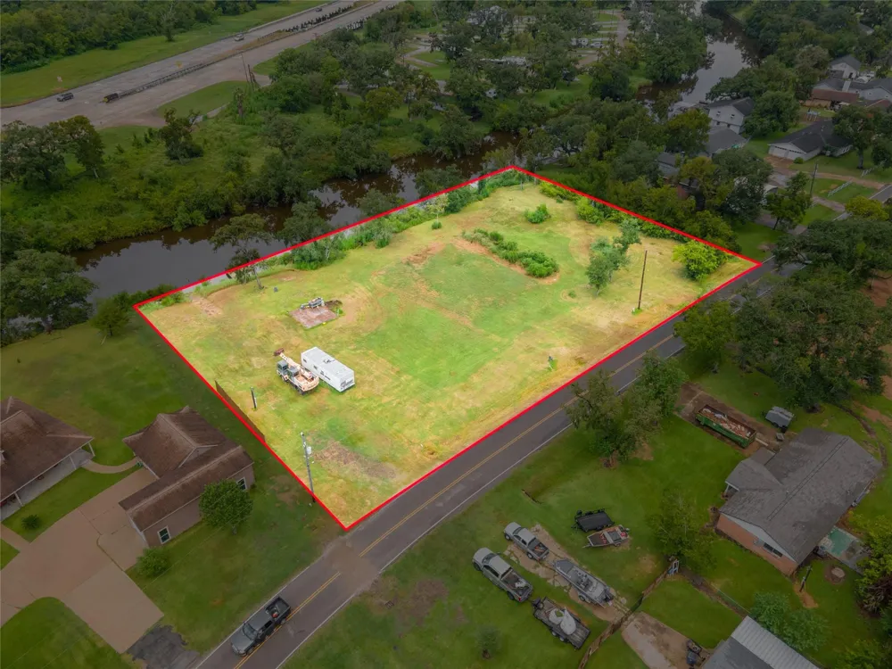 315 Edgewater Street Clute, TX 77531