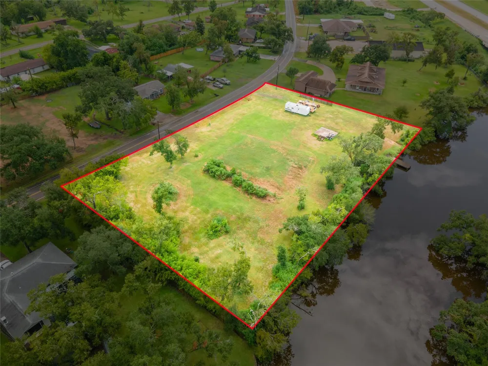 315 Edgewater Street Clute, TX 77531