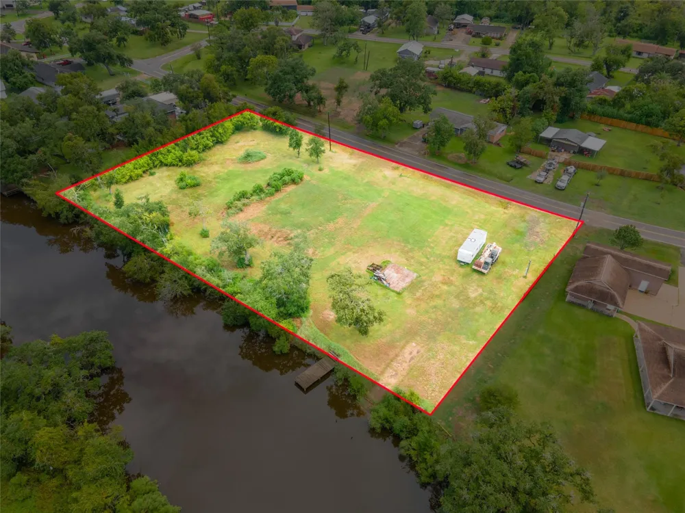 315 Edgewater Street Clute, TX 77531