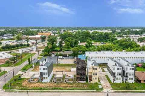 302 W Hamilton Street