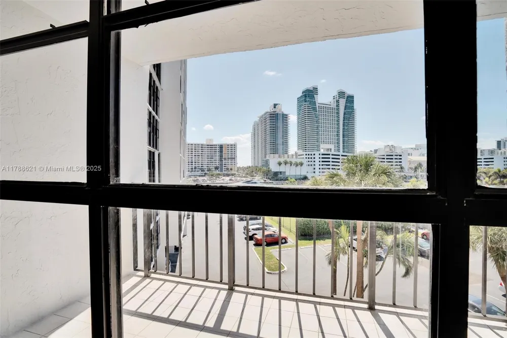 600 Parkview Dr #422(+DEN) Hallandale Beach, FL 33009