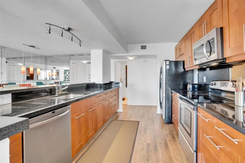 600 Parkview Dr #422(+DEN) Hallandale Beach, FL 33009