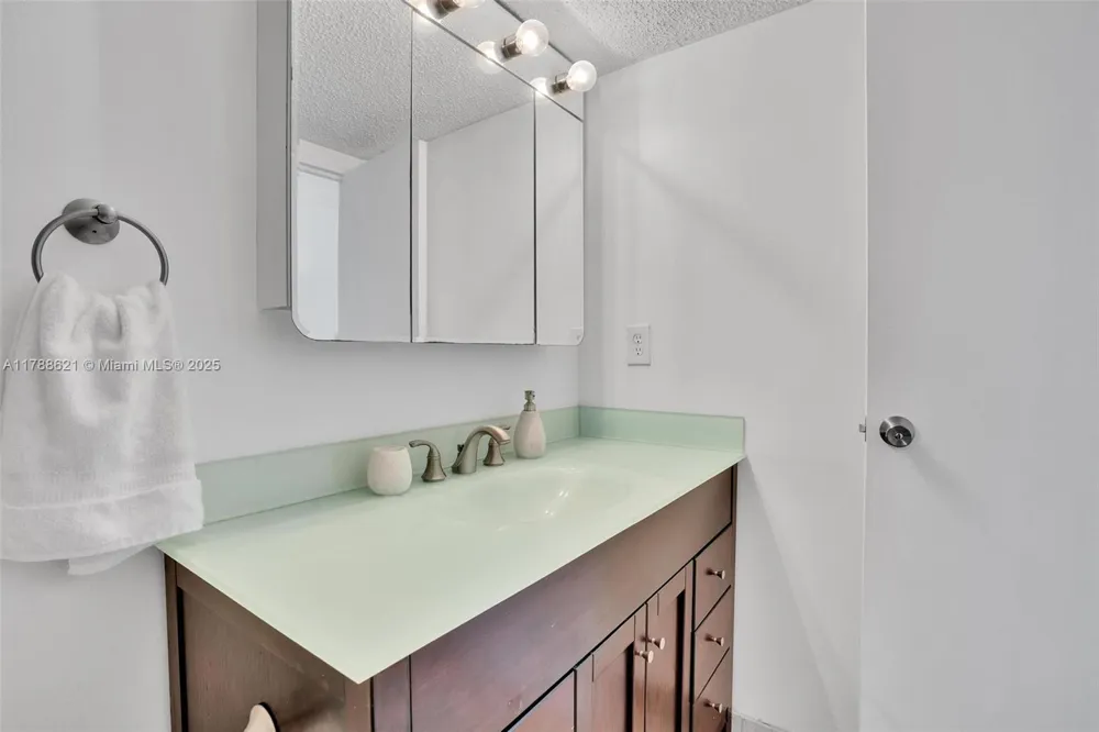 600 Parkview Dr #422(+DEN) Hallandale Beach, FL 33009