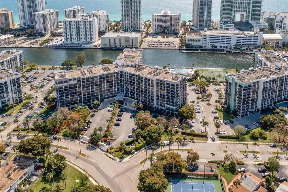 600 Parkview Dr #422(+DEN) Hallandale Beach, FL 33009