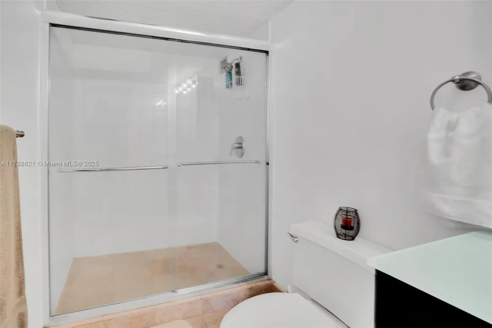 600 Parkview Dr #422(+DEN) Hallandale Beach, FL 33009