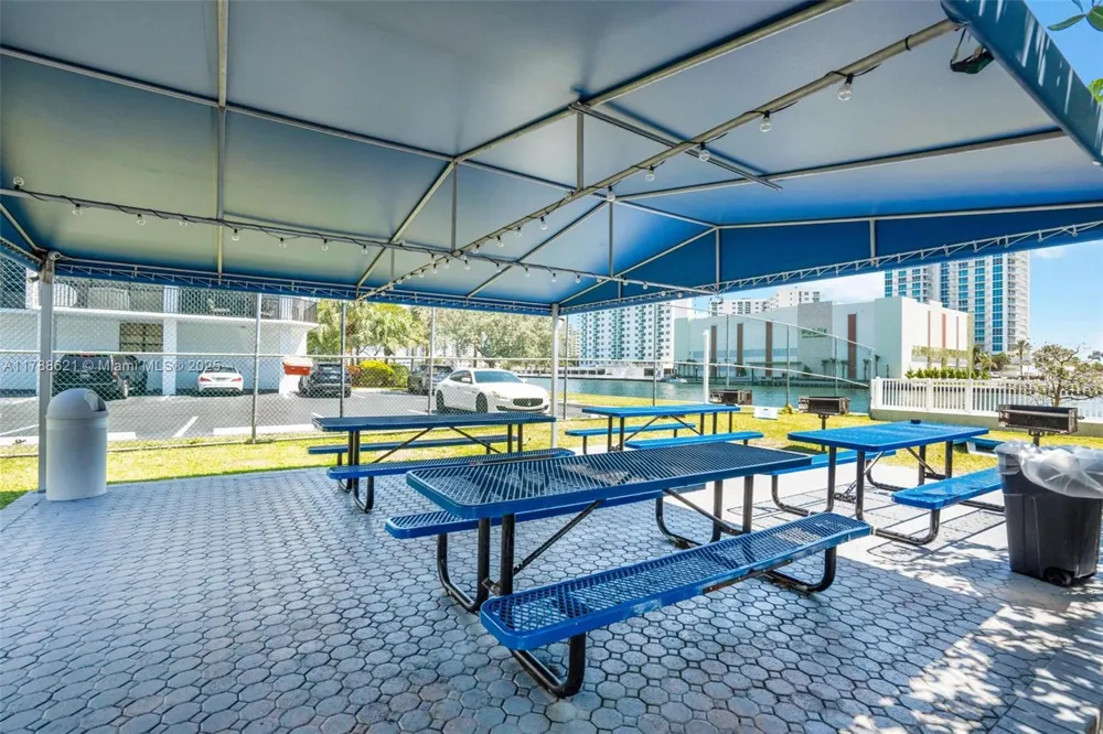 600 Parkview Dr #422(+DEN) Hallandale Beach, FL 33009