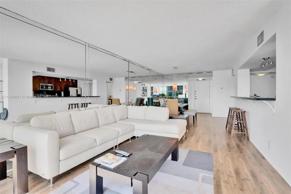 600 Parkview Dr #422(+DEN) Hallandale Beach, FL 33009