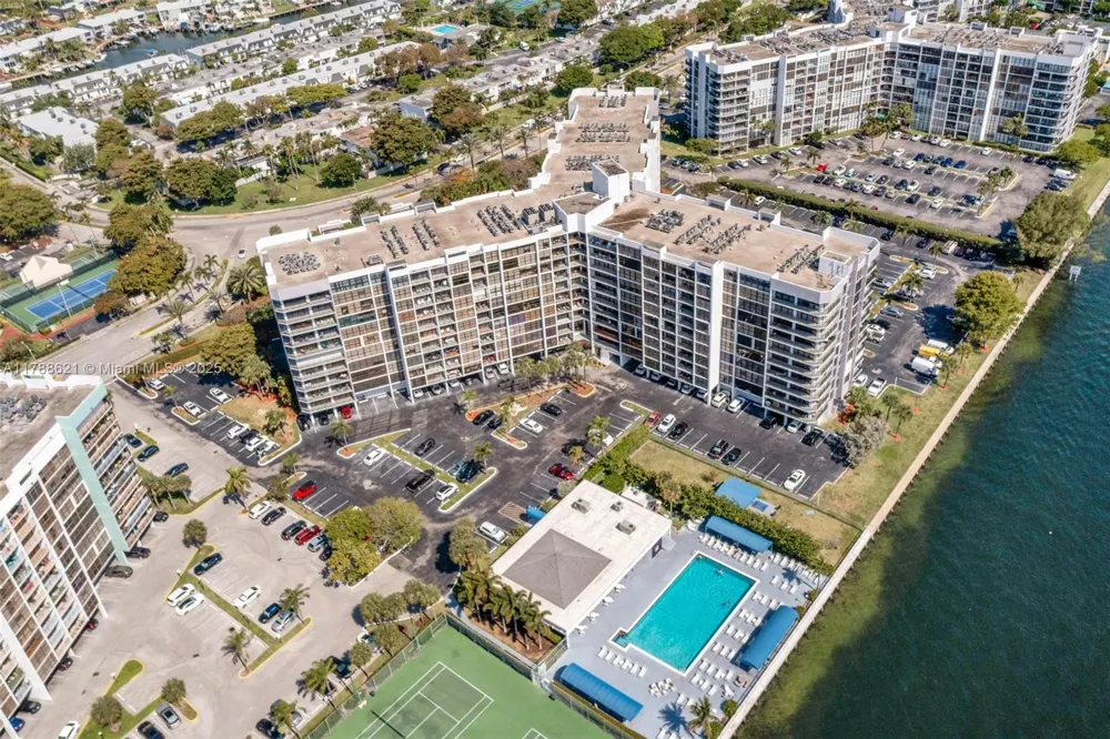 600 Parkview Dr #422(+DEN) Hallandale Beach, FL 33009