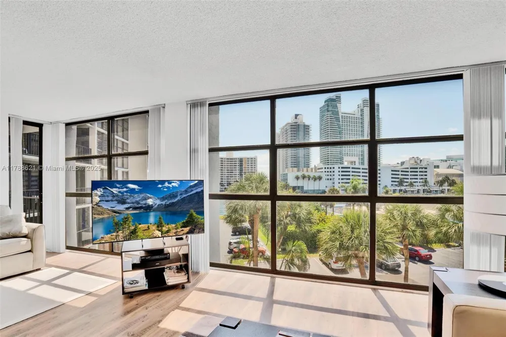 600 Parkview Dr #422(+DEN) Hallandale Beach, FL 33009