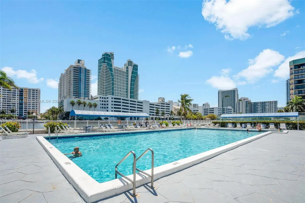 600 Parkview Dr #422(+DEN) Hallandale Beach, FL 33009