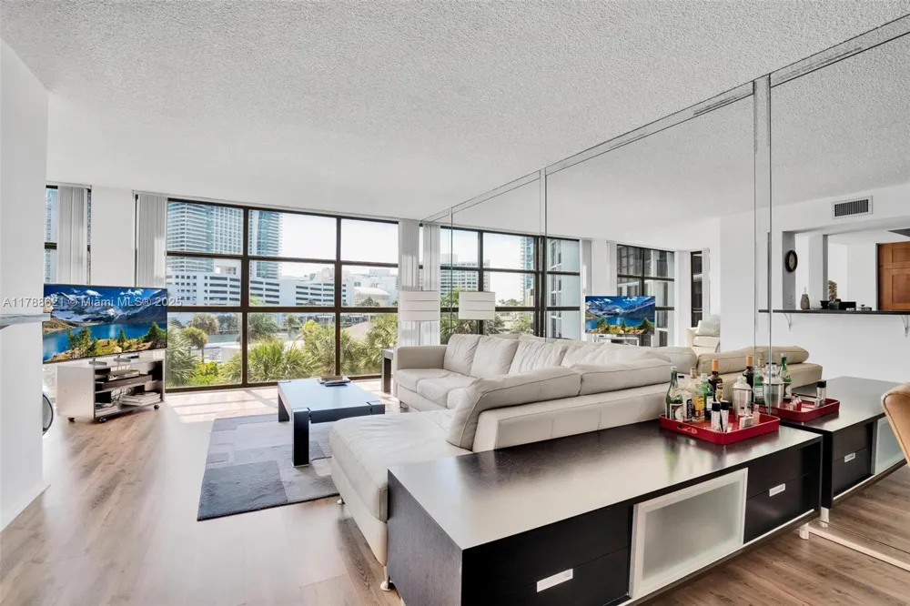 600 Parkview Dr #422(+DEN) Hallandale Beach, FL 33009