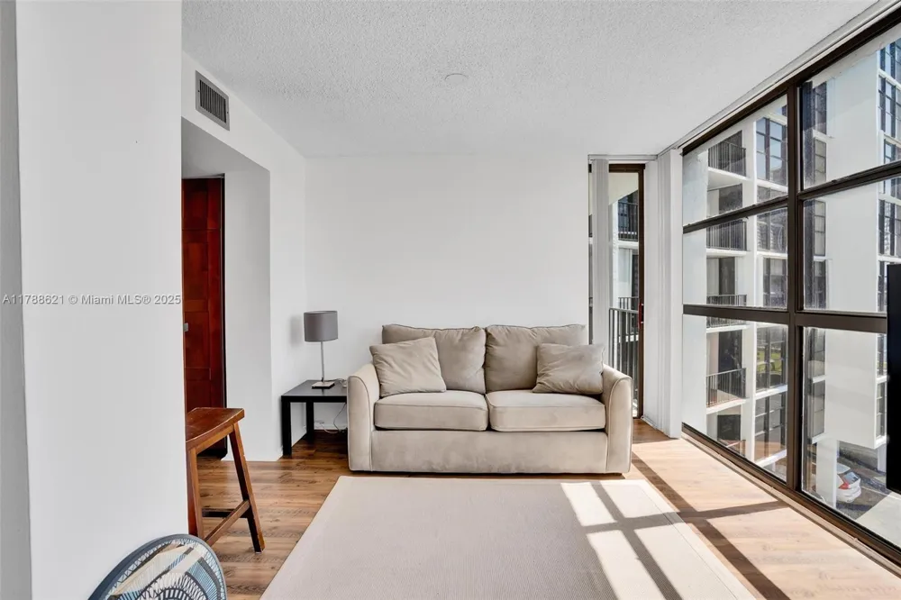 600 Parkview Dr #422(+DEN) Hallandale Beach, FL 33009