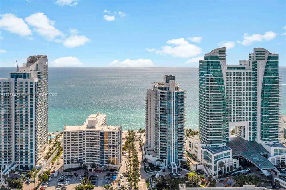 600 Parkview Dr #422(+DEN) Hallandale Beach, FL 33009