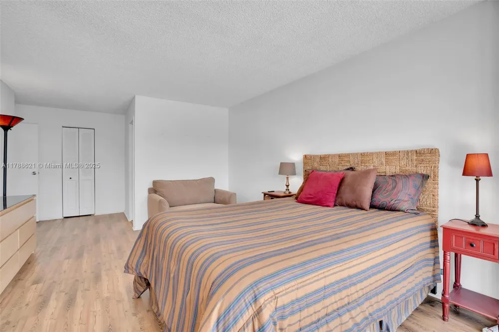 600 Parkview Dr #422(+DEN) Hallandale Beach, FL 33009