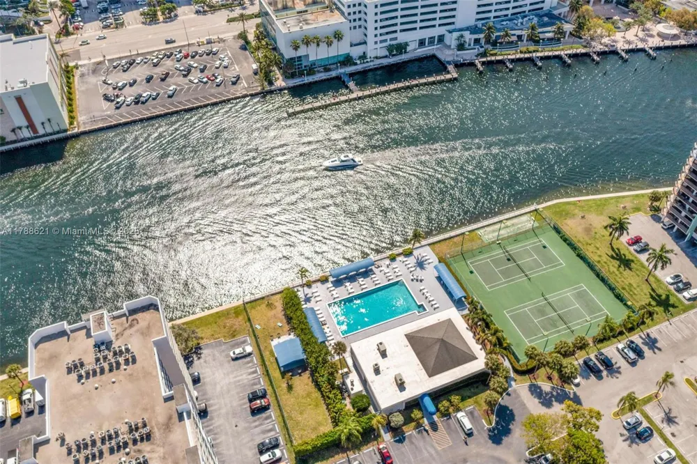 600 Parkview Dr #422(+DEN) Hallandale Beach, FL 33009