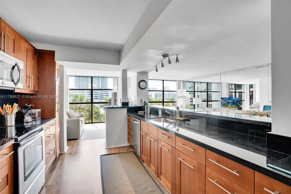 600 Parkview Dr #422(+DEN) Hallandale Beach, FL 33009