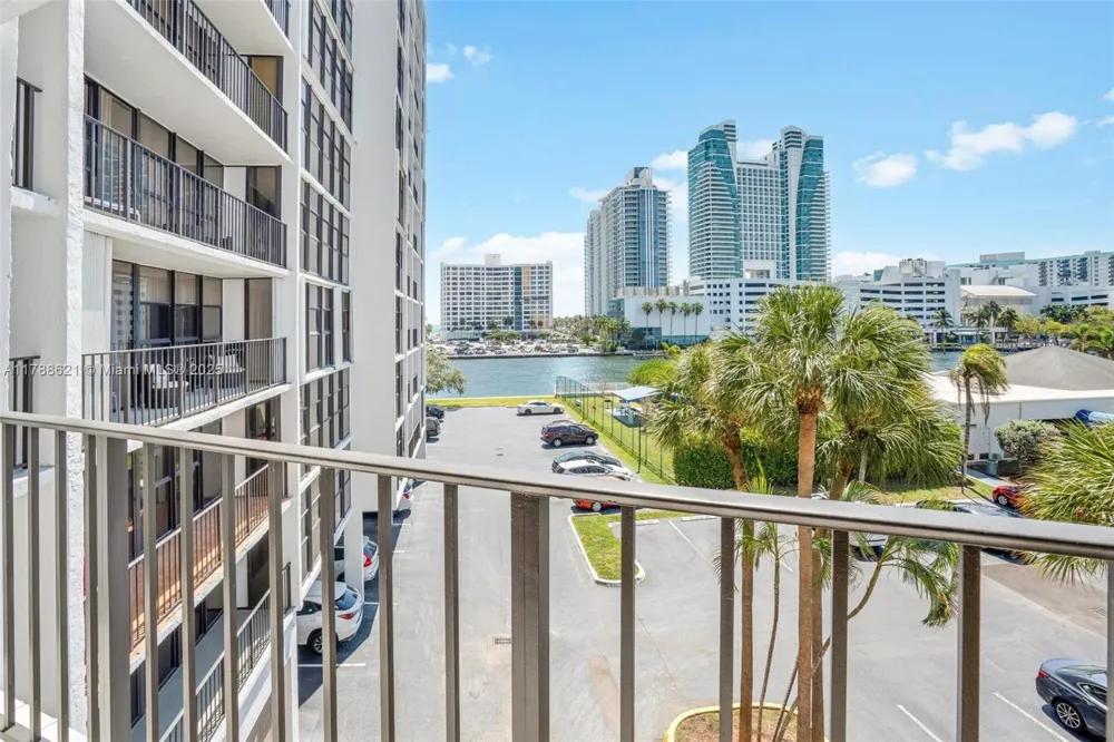 600 Parkview Dr #422(+DEN) Hallandale Beach, FL 33009